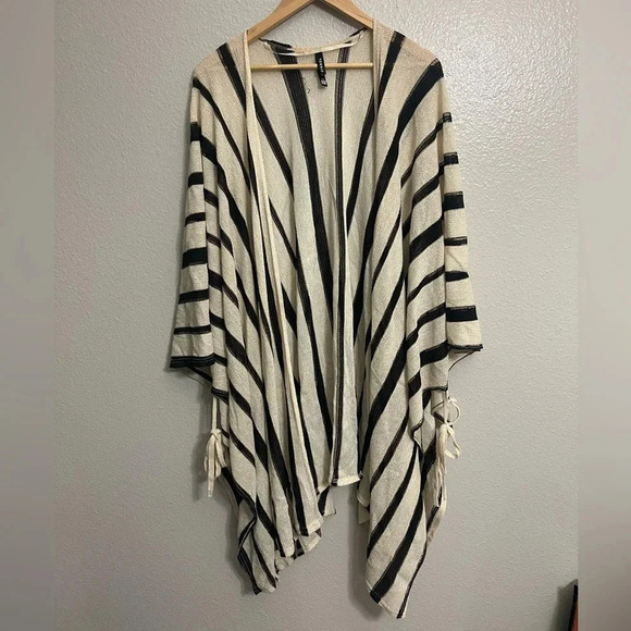 Torrid Ivory & Black Stripe Ruana Kimono - Picture 2 of 8